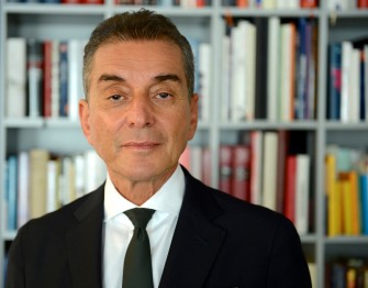 Michel Friedman im Portrait vor einer Bücherwand