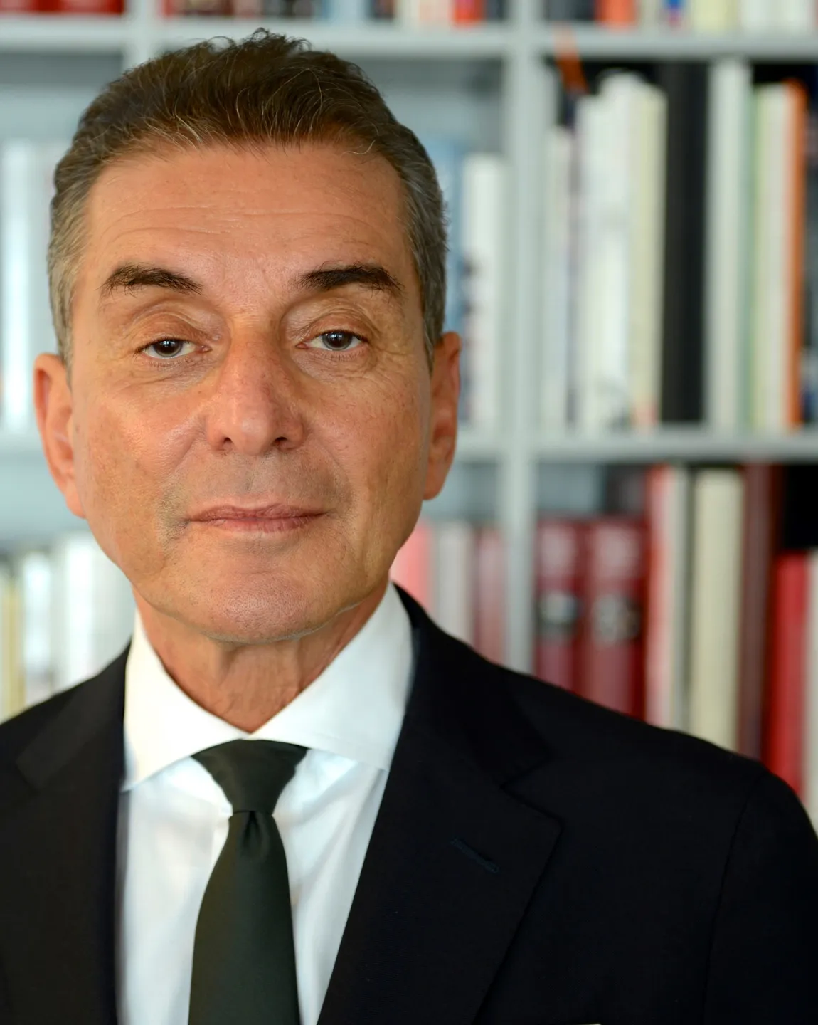 Michel Friedman im Portrait vor einer Bücherwand